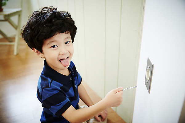 포토 JPG 남자 어린이라이프 어린이 장난 실내 한명 서기 들기 소년 상반신 옆모습 한국인 콘센트 전기에너지 호기심 어린이만 소년한명만 국내포토 1 라이프스타일 감정 뷰포인트 컨셉 모션 사람 동양인 내부 에너지 남자한명만 소년만 파일형식