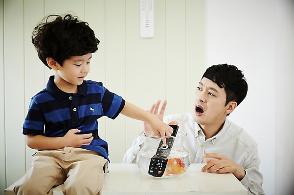 포토 JPG 남자 아들 어린이 장난 가족 실내 미소 앉기 소년 상반신 성인 두명 앞모습 30대 놀람 한국인 가족라이프 아빠 리모컨 어항 즐거움 부자지간 남자만 국내포토 라이프스타일 감정 뷰포인트 관계 모션 표정 사람 동양인 내부 장년 파일형식