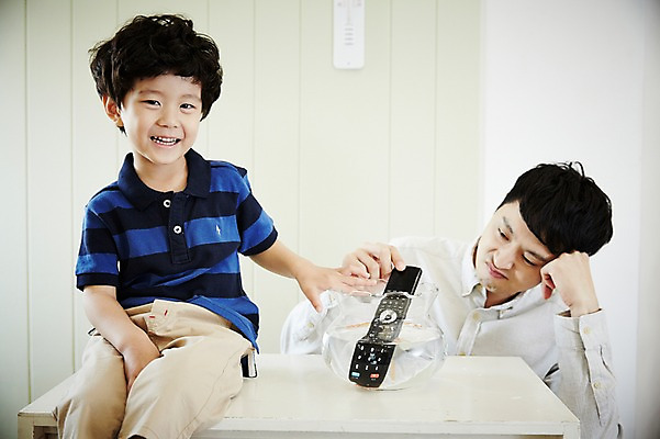 포토 JPG 남자 아들 어린이 장난 가족 실내 미소 앉기 소년 상반신 성인 두명 앞모습 30대 놀람 한국인 가족라이프 아빠 리모컨 어항 즐거움 부자지간 남자만 국내포토 라이프스타일 감정 뷰포인트 관계 모션 표정 사람 동양인 내부 장년 파일형식