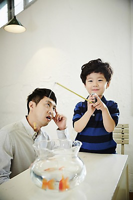 포토 JPG 남자 아들 어린이 가족 낚시 실내 서기 앉기 소년 상반신 성인 두명 앞모습 30대 한국인 가족라이프 아빠 어항 즐거움 부자지간 남자만 국내포토 라이프스타일 감정 뷰포인트 관계 모션 레저 사람 동양인 내부 장년 파일형식