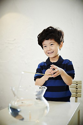 포토 JPG 남자 어린이라이프 어린이 낚시 실내 한명 서기 미소 들기 소년 상반신 앞모습 한국인 어항 즐거움 어린이만 소년한명만 국내포토 1 라이프스타일 감정 뷰포인트 모션 레저 표정 사람 동양인 내부 남자한명만 소년만 파일형식