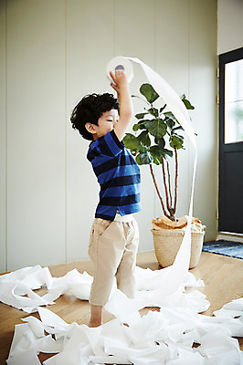 포토 JPG 전신 남자 어린이라이프 어린이 장난 실내 한명 서기 소년 옆모습 한국인 즐거움 두루마리화장지 난장판 어린이만 소년한명만 국내포토 1 라이프스타일 감정 뷰포인트 컨셉 모션 사람 동양인 내부 화장지 남자한명만 소년만 파일형식