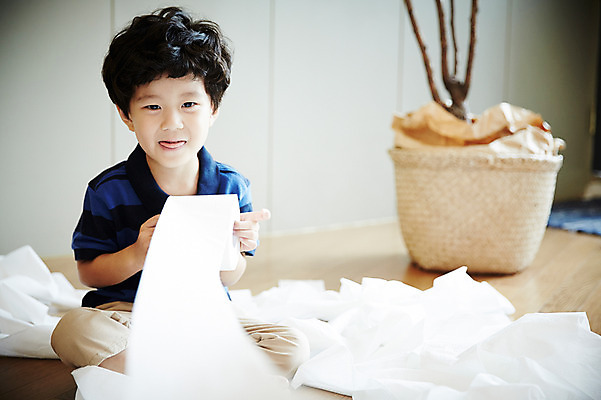 포토 JPG 전신 남자 어린이라이프 어린이 장난 실내 한명 미소 들기 앉기 소년 상반신 앞모습 한국인 즐거움 두루마리화장지 난장판 어린이만 소년한명만 국내포토 1 라이프스타일 감정 뷰포인트 컨셉 모션 표정 사람 동양인 내부 화장지 남자한명만 소년만 파일형식
