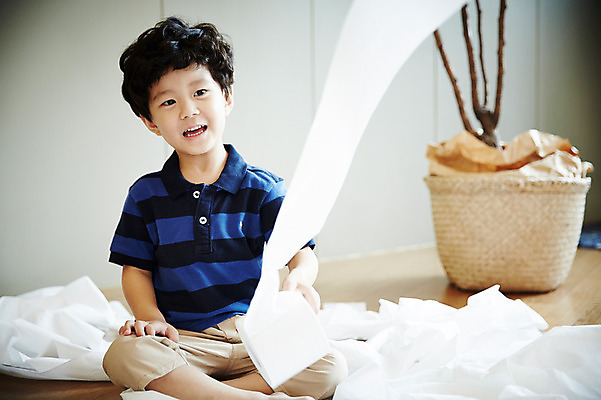 포토 JPG 전신 남자 어린이라이프 어린이 장난 실내 한명 미소 앉기 소년 상반신 앞모습 한국인 즐거움 두루마리화장지 난장판 어린이만 소년한명만 국내포토 1 라이프스타일 감정 뷰포인트 컨셉 모션 표정 사람 동양인 내부 화장지 남자한명만 소년만 파일형식