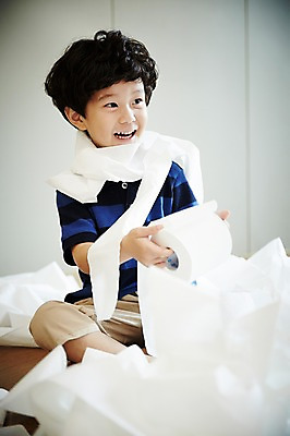 포토 JPG 전신 남자 어린이라이프 어린이 장난 실내 한명 미소 앉기 소년 앞모습 한국인 즐거움 두루마리화장지 난장판 어린이만 소년한명만 국내포토 1 라이프스타일 감정 뷰포인트 컨셉 모션 표정 사람 동양인 내부 화장지 남자한명만 소년만 파일형식