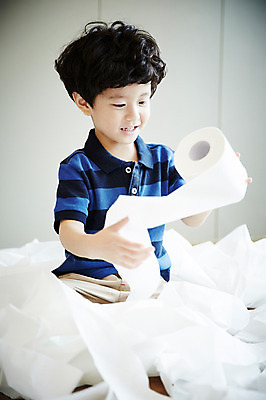 포토 JPG 전신 남자 어린이라이프 어린이 장난 실내 한명 미소 앉기 소년 앞모습 한국인 즐거움 두루마리화장지 난장판 어린이만 소년한명만 국내포토 1 라이프스타일 감정 뷰포인트 컨셉 모션 표정 사람 동양인 내부 화장지 남자한명만 소년만 파일형식