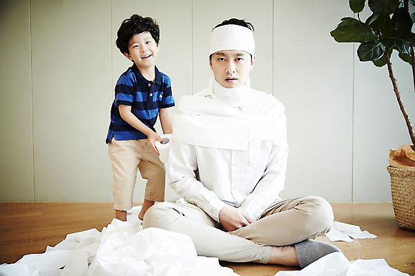 포토 JPG 전신 남자 아들 어린이 가족 실내 서기 미소 앉기 소년 성인 두명 앞모습 30대 한국인 가족라이프 아빠 즐거움 두루마리화장지 부자지간 난장판 남자만 국내포토 라이프스타일 감정 뷰포인트 컨셉 관계 모션 표정 사람 동양인 내부 장년 화장지 파일형식