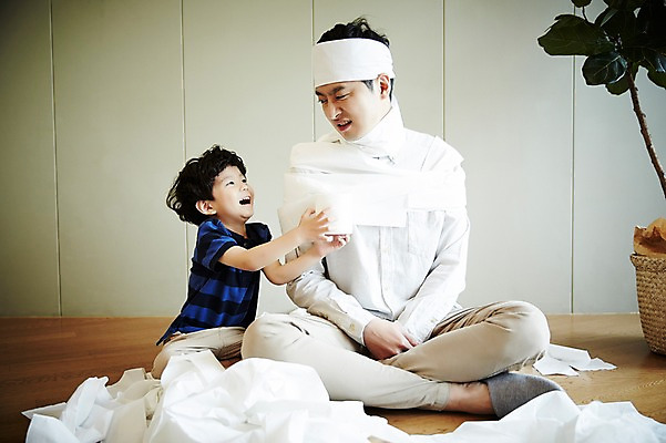 포토 JPG 전신 남자 아들 어린이 가족 실내 미소 앉기 소년 상반신 성인 두명 앞모습 30대 한국인 가족라이프 아빠 즐거움 두루마리화장지 부자지간 난장판 남자만 국내포토 라이프스타일 감정 뷰포인트 컨셉 관계 모션 표정 사람 동양인 내부 장년 화장지 파일형식