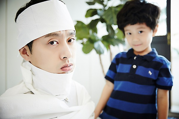 포토 JPG 남자 아들 어린이 가족 실내 서기 미소 앉기 소년 상반신 성인 두명 앞모습 아웃포커스 30대 한국인 가족라이프 아빠 즐거움 두루마리화장지 부자지간 남자만 국내포토 라이프스타일 감정 뷰포인트 관계 모션 촬영기법 표정 사람 동양인 내부 장년 화장지 파일형식