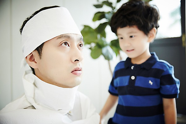 포토 JPG 남자 아들 어린이 가족 실내 서기 미소 앉기 소년 상반신 성인 두명 앞모습 아웃포커스 30대 한국인 가족라이프 아빠 즐거움 두루마리화장지 부자지간 남자만 국내포토 라이프스타일 감정 뷰포인트 관계 모션 촬영기법 표정 사람 동양인 내부 장년 화장지 파일형식