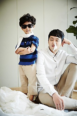 포토 JPG 전신 남자 아들 어린이 장난 가족 실내 서기 미소 앉기 소년 성인 두명 옆모습 30대 선글라스 팔짱 한국인 가족라이프 아빠 즐거움 부자지간 난장판 남자만 국내포토 라이프스타일 감정 안경 뷰포인트 컨셉 관계 모션 표정 사람 동양인 내부 장년 파일형식