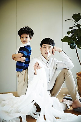 포토 JPG 전신 남자 아들 어린이 장난 가족 실내 서기 미소 앉기 소년 성인 두명 옆모습 30대 팔짱 한국인 가족라이프 아빠 즐거움 부자지간 난장판 남자만 국내포토 라이프스타일 감정 뷰포인트 컨셉 관계 모션 표정 사람 동양인 내부 장년 파일형식