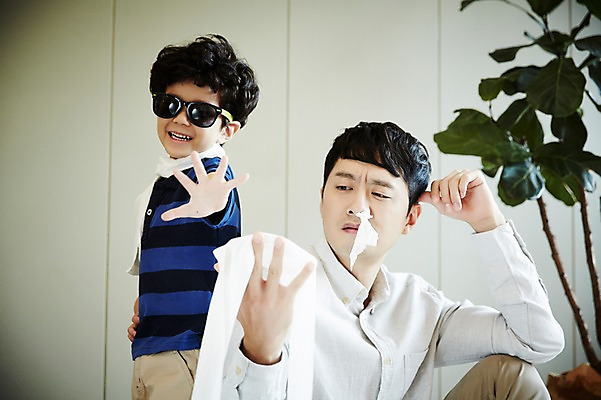 포토 JPG 남자 아들 어린이 장난 가족 실내 서기 미소 앉기 소년 상반신 성인 두명 옆모습 30대 선글라스 한국인 가족라이프 아빠 즐거움 부자지간 난장판 남자만 국내포토 라이프스타일 감정 안경 뷰포인트 컨셉 관계 모션 표정 사람 동양인 내부 장년 파일형식