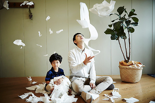 포토 JPG 전신 남자 아들 어린이 장난 가족 실내 앉기 소년 성인 두명 앞모습 30대 한국인 가족라이프 아빠 지루함 두루마리화장지 부자지간 난장판 남자만 국내포토 라이프스타일 감정 뷰포인트 컨셉 관계 모션 사람 동양인 내부 장년 화장지 파일형식