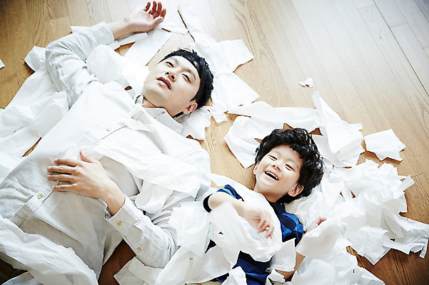 포토 JPG 남자 아들 어린이 가족 실내 미소 소년 상반신 성인 두명 앞모습 30대 눕기 한국인 가족라이프 아빠 즐거움 두루마리화장지 부자지간 난장판 남자만 국내포토 라이프스타일 감정 뷰포인트 컨셉 관계 모션 표정 사람 동양인 내부 장년 화장지 파일형식