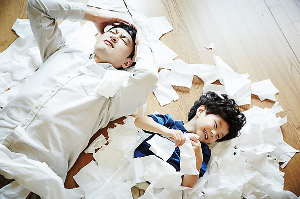포토 JPG 남자 아들 어린이 가족 실내 미소 소년 상반신 성인 두명 앞모습 30대 눕기 한국인 가족라이프 아빠 즐거움 두루마리화장지 부자지간 난장판 남자만 국내포토 라이프스타일 감정 뷰포인트 컨셉 관계 모션 표정 사람 동양인 내부 장년 화장지 파일형식