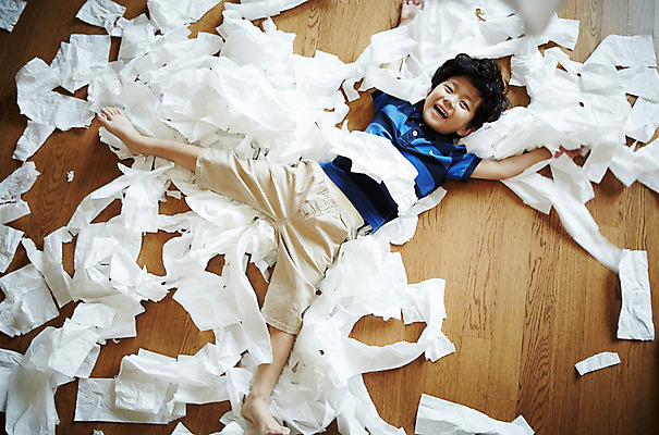 포토 JPG 전신 남자 어린이라이프 어린이 실내 한명 미소 소년 앞모습 눕기 한국인 즐거움 두루마리화장지 난장판 어린이만 소년한명만 국내포토 1 라이프스타일 감정 뷰포인트 컨셉 모션 표정 사람 동양인 내부 화장지 남자한명만 소년만 파일형식