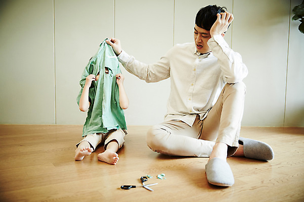 포토 JPG 전신 옷 남자 아들 어린이 장난 가족 실내 앉기 소년 성인 두명 앞모습 30대 한국인 가족라이프 아빠 자르기 즐거움 가위질 부자지간 남자만 국내포토 라이프스타일 감정 뷰포인트 관계 모션 가위_도구 사람 동양인 내부 장년 파일형식