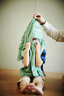 포토 JPG 전신 손 옷 남자 아들 어린이 가족 실내 소년 성인 두명 앞모습 신체부위 30대 한국인 가족라이프 아빠 자르기 즐거움 숨기 부자지간 남자만 국내포토 라이프스타일 감정 뷰포인트 관계 모션 사람 동양인 내부 장년 파일형식