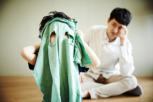 포토 JPG 전신 옷 남자 아들 어린이 가족 실내 소년 상반신 성인 두명 앞모습 아웃포커스 30대 한국인 가족라이프 아빠 자르기 즐거움 부자지간 남자만 국내포토 라이프스타일 감정 뷰포인트 관계 모션 촬영기법 사람 동양인 내부 장년 파일형식