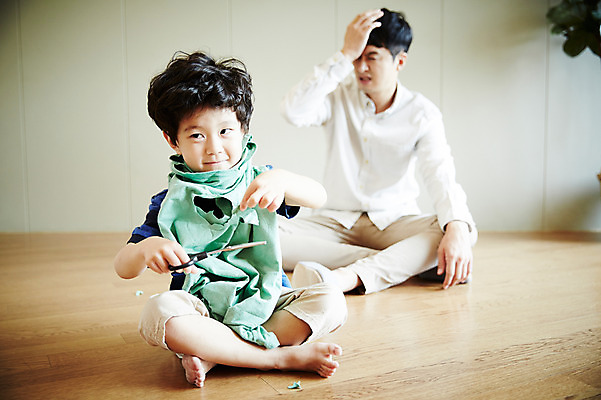 포토 JPG 전신 옷 남자 아들 어린이 가족 실내 미소 앉기 소년 성인 두명 앞모습 30대 한국인 가족라이프 아빠 자르기 즐거움 가위질 부자지간 남자만 국내포토 라이프스타일 감정 뷰포인트 관계 모션 가위_도구 표정 사람 동양인 내부 장년 파일형식