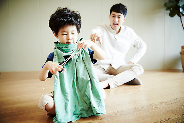 포토 JPG 전신 옷 남자 아들 어린이 가족 실내 들기 앉기 소년 성인 두명 앞모습 30대 한국인 분노 가족라이프 아빠 자르기 가위질 부자지간 남자만 국내포토 라이프스타일 감정 뷰포인트 관계 모션 가위_도구 사람 동양인 내부 장년 파일형식