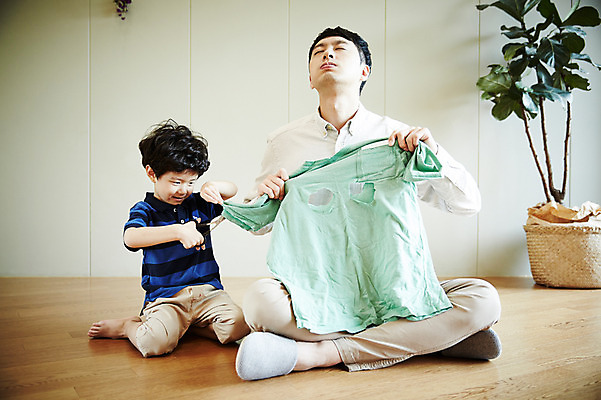 포토 JPG 전신 옷 남자 아들 어린이 가족 실내 들기 앉기 소년 성인 두명 앞모습 30대 한국인 분노 가족라이프 아빠 자르기 가위질 부자지간 남자만 국내포토 라이프스타일 감정 뷰포인트 관계 모션 가위_도구 사람 동양인 내부 장년 파일형식