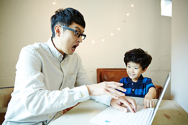 포토 JPG 남자 아들 어린이 장난 가족 실내 미소 앉기 소년 상반신 성인 두명 앞모습 옆모습 30대 노트북 놀람 한국인 가족라이프 업무 아빠 즐거움 부자지간 남자만 국내포토 라이프스타일 감정 뷰포인트 관계 모션 표정 사람 동양인 내부 장년 전자제품 작업 파일형식