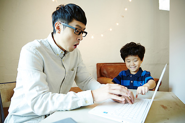 포토 JPG 남자 아들 어린이 장난 가족 실내 미소 앉기 소년 상반신 성인 두명 앞모습 옆모습 30대 노트북 놀람 한국인 가족라이프 업무 아빠 즐거움 방해 부자지간 남자만 국내포토 라이프스타일 감정 뷰포인트 컨셉 관계 모션 표정 사람 동양인 내부 장년 전자제품 작업 파일형식