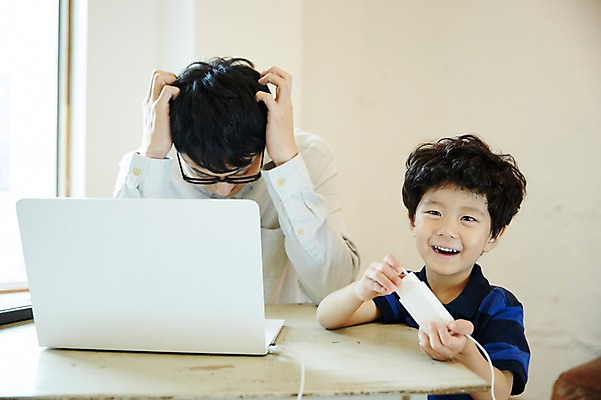 포토 JPG 남자 아들 어린이 가족 실내 미소 앉기 소년 상반신 성인 두명 앞모습 30대 노트북 한국인 가족라이프 업무 아빠 코드 즐거움 방해 부자지간 남자만 국내포토 라이프스타일 감정 뷰포인트 컨셉 관계 모션 표정 사람 동양인 내부 장년 전자제품 작업 파일형식