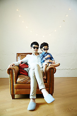 포토 JPG 전신 남자 아들 어린이 가족 실내 미소 앉기 소년 성인 두명 앞모습 30대 소파 선글라스 한국인 다리꼬기 가족라이프 아빠 즐거움 부자지간 남자만 국내포토 라이프스타일 감정 안경 뷰포인트 의자 관계 모션 표정 사람 동양인 내부 장년 파일형식