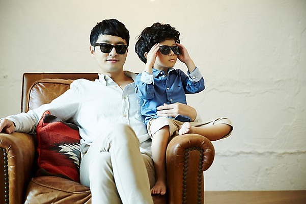 포토 JPG 남자 아들 어린이 가족 실내 미소 앉기 소년 상반신 성인 두명 앞모습 30대 소파 선글라스 한국인 가족라이프 아빠 즐거움 부자지간 남자만 국내포토 라이프스타일 감정 안경 뷰포인트 의자 관계 모션 표정 사람 동양인 내부 장년 파일형식