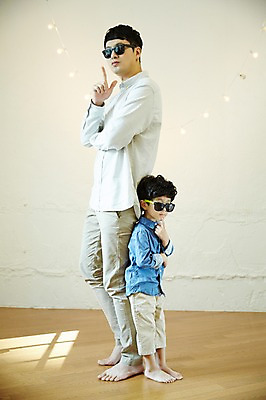 포토 JPG 전신 남자 아들 어린이 가족 실내 서기 손짓 소년 성인 두명 옆모습 30대 선글라스 팔짱 한국인 등맞대기 가족라이프 아빠 즐거움 부자지간 남자만 국내포토 라이프스타일 감정 안경 뷰포인트 관계 모션 사람 동양인 내부 장년 파일형식