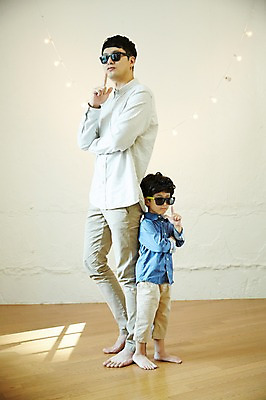 포토 JPG 전신 남자 아들 어린이 가족 실내 서기 손짓 소년 성인 두명 옆모습 30대 선글라스 팔짱 한국인 등맞대기 가족라이프 아빠 즐거움 부자지간 남자만 국내포토 라이프스타일 감정 안경 뷰포인트 관계 모션 사람 동양인 내부 장년 파일형식