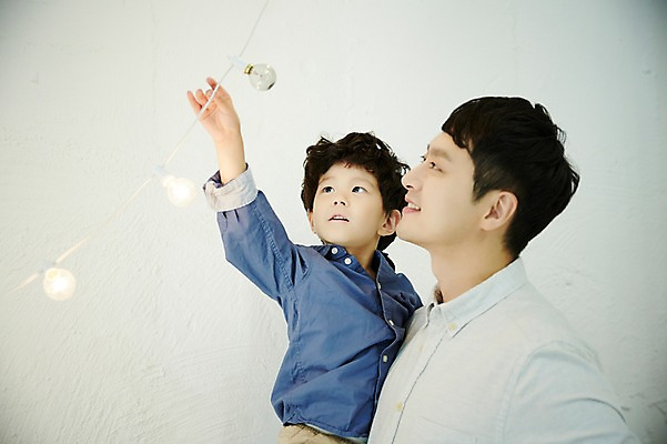 포토 JPG 남자 아들 어린이 가족 안기 전등 실내 서기 미소 손짓 소년 상반신 성인 두명 옆모습 30대 만지기 한국인 가족라이프 아빠 즐거움 부자지간 남자만 국내포토 라이프스타일 감정 뷰포인트 관계 모션 조명 표정 사람 동양인 내부 장년 파일형식