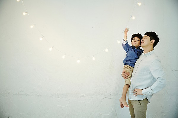 포토 JPG 전신 남자 아들 어린이 가족 안기 전등 실내 서기 미소 소년 상반신 성인 두명 옆모습 30대 만지기 한국인 가족라이프 아빠 즐거움 부자지간 남자만 국내포토 라이프스타일 감정 뷰포인트 관계 모션 조명 표정 사람 동양인 내부 장년 파일형식