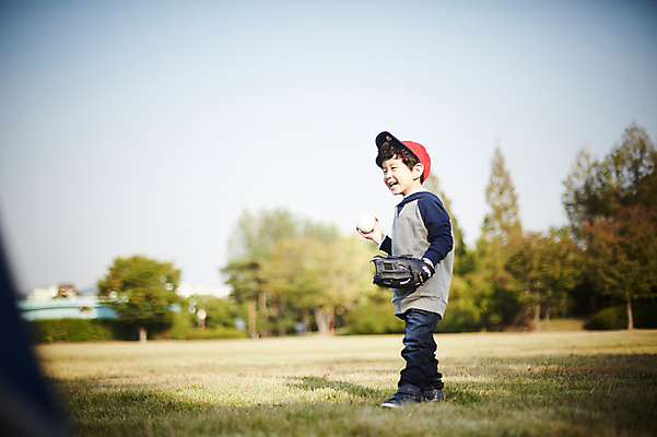 포토 JPG 주간 전신 공원 남자 어린이라이프 어린이 한명 서기 미소 소년 야외 옆모습 야구 한국인 글러브 즐거움 어린이만 소년한명만 국내포토 자연요소 1 라이프스타일 공공시설 감정 스포츠용품 뷰포인트 장갑 모션 표정 사람 동양인 구기 남자한명만 소년만 파일형식