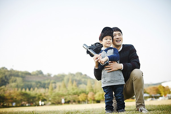 포토 JPG 주간 전신 공원 남자 아들 어린이 가족 함께함 서기 미소 소년 성인 야외 두명 앞모습 30대 야구 한국인 가족라이프 아빠 즐거움 부자지간 남자만 국내포토 자연요소 라이프스타일 공공시설 감정 뷰포인트 컨셉 관계 모션 표정 사람 동양인 장년 구기 파일형식