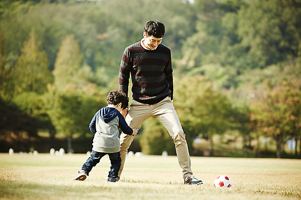 포토 JPG 주간 전신 공원 남자 아들 어린이 축구공 가족 함께함 소년 성인 야외 두명 앞모습 뒷모습 30대 축구 한국인 가족라이프 아빠 즐거움 부자지간 남자만 국내포토 자연요소 라이프스타일 공공시설 감정 뷰포인트 컨셉 공 축구용품 관계 사람 동양인 장년 구기 파일형식