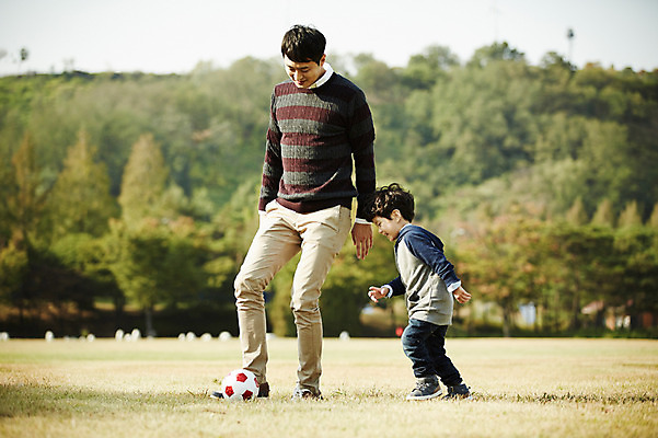 포토 JPG 주간 전신 공원 남자 아들 어린이 축구공 가족 함께함 소년 성인 야외 두명 앞모습 옆모습 30대 축구 한국인 가족라이프 아빠 즐거움 부자지간 남자만 국내포토 자연요소 라이프스타일 공공시설 감정 뷰포인트 컨셉 공 축구용품 관계 사람 동양인 장년 구기 파일형식