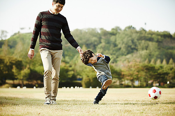 포토 JPG 주간 전신 공원 남자 아들 어린이 축구공 가족 함께함 소년 성인 야외 두명 앞모습 30대 손잡기 축구 한국인 가족라이프 아빠 즐거움 부자지간 남자만 국내포토 자연요소 라이프스타일 공공시설 감정 뷰포인트 컨셉 공 축구용품 관계 모션 사람 동양인 장년 구기 파일형식