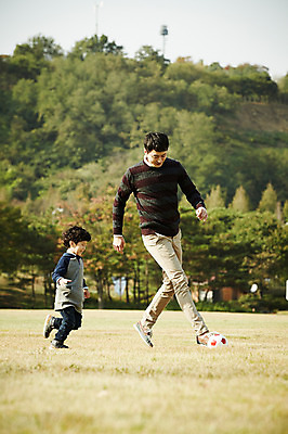 포토 JPG 주간 전신 공원 남자 아들 어린이 축구공 가족 함께함 소년 성인 야외 두명 앞모습 옆모습 30대 축구 한국인 가족라이프 아빠 즐거움 부자지간 남자만 국내포토 자연요소 라이프스타일 공공시설 감정 뷰포인트 컨셉 공 축구용품 관계 사람 동양인 장년 구기 파일형식