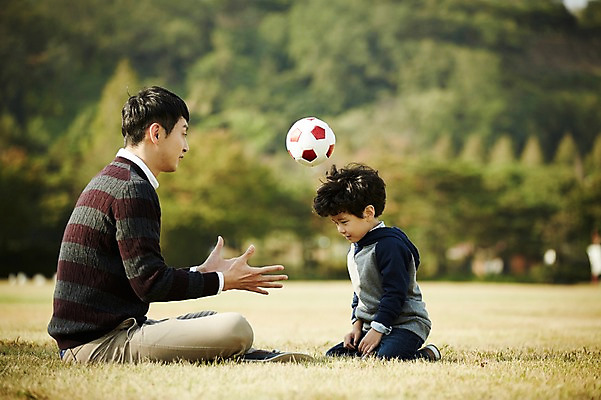 포토 JPG 주간 전신 공원 남자 아들 어린이 축구공 가족 놀이 함께함 앉기 소년 성인 야외 두명 옆모습 30대 한국인 가족라이프 아빠 즐거움 공던지기 부자지간 남자만 국내포토 자연요소 라이프스타일 공공시설 감정 뷰포인트 컨셉 공 축구용품 관계 모션 사람 동양인 장년 파일형식