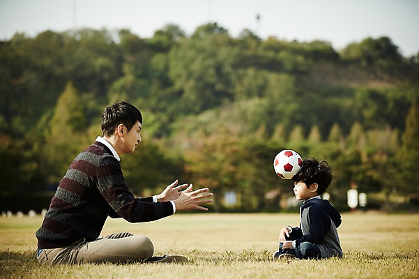 포토 JPG 주간 전신 공원 남자 아들 어린이 축구공 가족 놀이 함께함 앉기 소년 성인 야외 두명 옆모습 30대 한국인 가족라이프 아빠 즐거움 공던지기 부자지간 남자만 국내포토 자연요소 라이프스타일 공공시설 감정 뷰포인트 컨셉 공 축구용품 관계 모션 사람 동양인 장년 파일형식