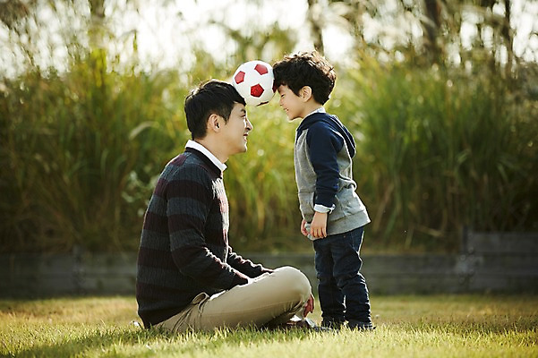 포토 JPG 주간 전신 공원 남자 아들 어린이 축구공 가족 놀이 함께함 서기 미소 앉기 소년 성인 야외 두명 옆모습 30대 한국인 가족라이프 아빠 즐거움 부자지간 남자만 국내포토 자연요소 라이프스타일 공공시설 감정 뷰포인트 컨셉 공 축구용품 관계 모션 표정 사람 동양인 장년 파일형식