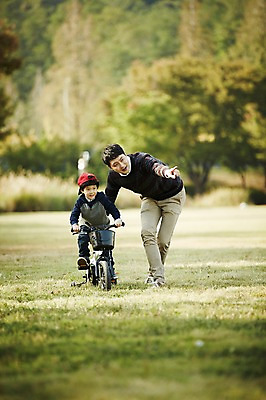 포토 JPG 주간 전신 공원 남자 아들 어린이 가족 함께함 앉기 소년 성인 야외 두명 앞모습 30대 걷기 한국인 가리킴 가족라이프 아빠 즐거움 네발자전거 부자지간 남자만 국내포토 자연요소 라이프스타일 공공시설 감정 뷰포인트 컨셉 관계 모션 사람 동양인 손짓 장년 자전거 파일형식