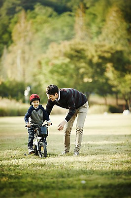 포토 JPG 주간 전신 공원 남자 아들 어린이 가족 함께함 서기 앉기 소년 성인 야외 두명 앞모습 30대 한국인 가리킴 가족라이프 아빠 즐거움 네발자전거 부자지간 남자만 국내포토 자연요소 라이프스타일 공공시설 감정 뷰포인트 컨셉 관계 모션 사람 동양인 손짓 장년 자전거 파일형식