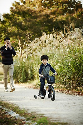 포토 JPG 주간 전신 공원 남자 아들 어린이 가족 함께함 서기 소년 성인 야외 두명 앞모습 30대 화목 한국인 가족라이프 아빠 즐거움 네발자전거 부자지간 남자만 국내포토 자연요소 라이프스타일 공공시설 감정 뷰포인트 컨셉 관계 모션 사람 동양인 장년 자전거 파일형식