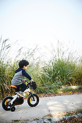 포토 JPG 주간 전신 공원 남자 어린이라이프 어린이 한명 소년 야외 옆모습 한국인 즐거움 네발자전거 어린이만 소년한명만 국내포토 자연요소 1 라이프스타일 공공시설 감정 뷰포인트 사람 동양인 자전거 남자한명만 소년만 파일형식