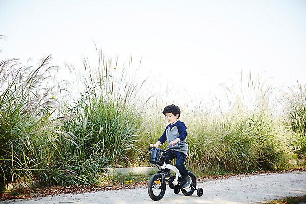 포토 JPG 주간 전신 공원 남자 어린이라이프 어린이 한명 소년 야외 옆모습 한국인 즐거움 네발자전거 어린이만 소년한명만 국내포토 자연요소 1 라이프스타일 공공시설 감정 뷰포인트 사람 동양인 자전거 남자한명만 소년만 파일형식